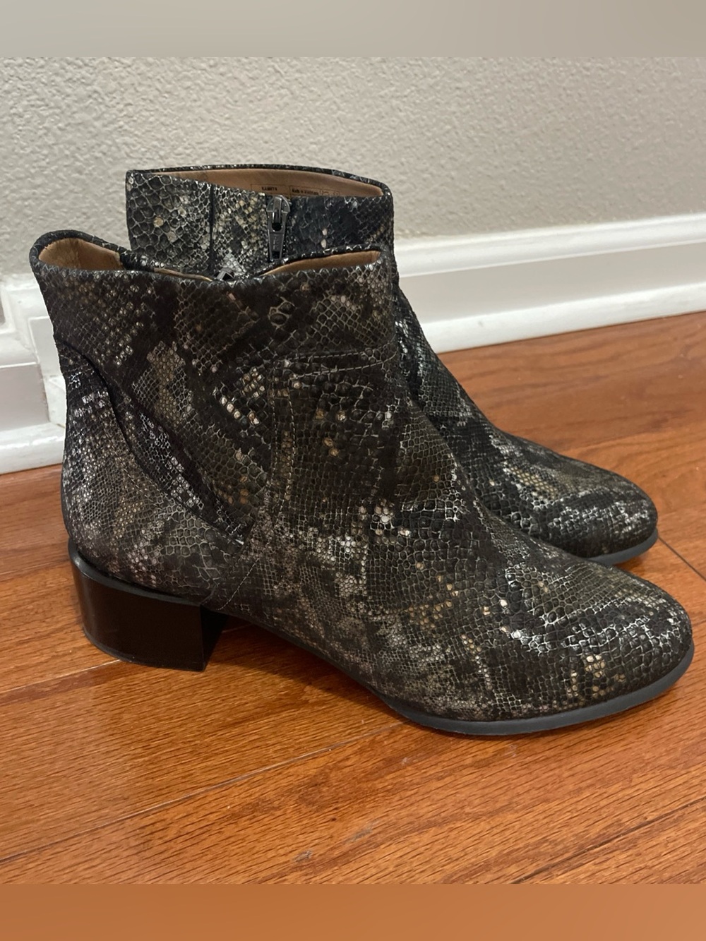 Vionic  Pewter Snake Kamryn  Leather Ankle Boot Size Women’s 9